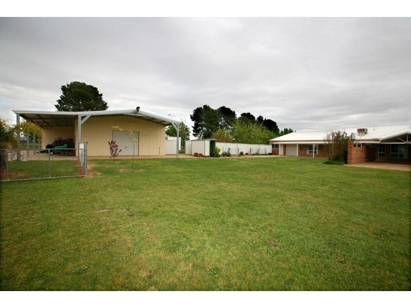 15 Tallowood Crescent, Lake Albert NSW 2650
