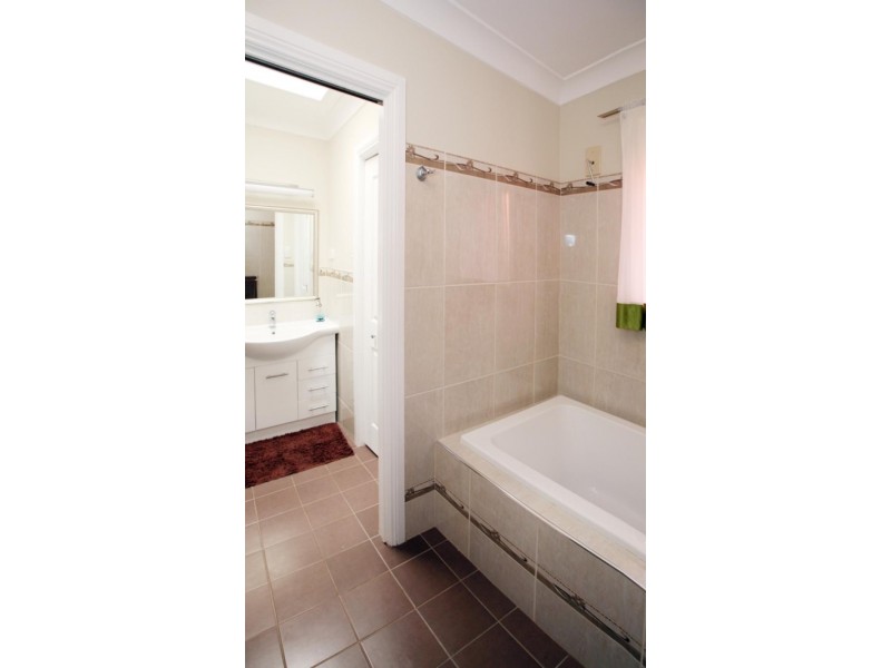 1 Egret Place, Wagga Wagga NSW 2650