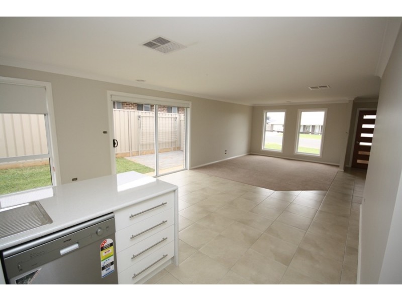 Unit 1/14 Willang Crescent, Glenfield Park NSW 2650