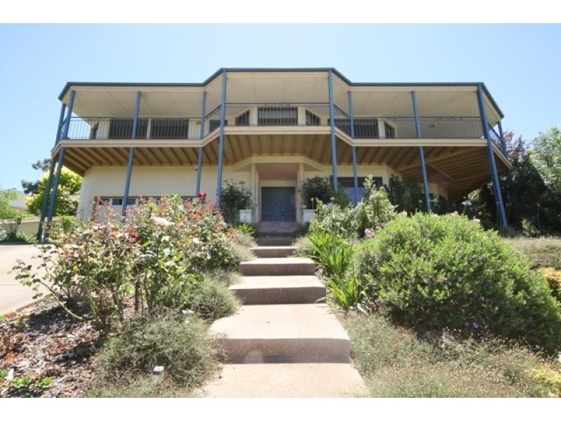 2 Gibbes Place, Kooringal NSW 2650