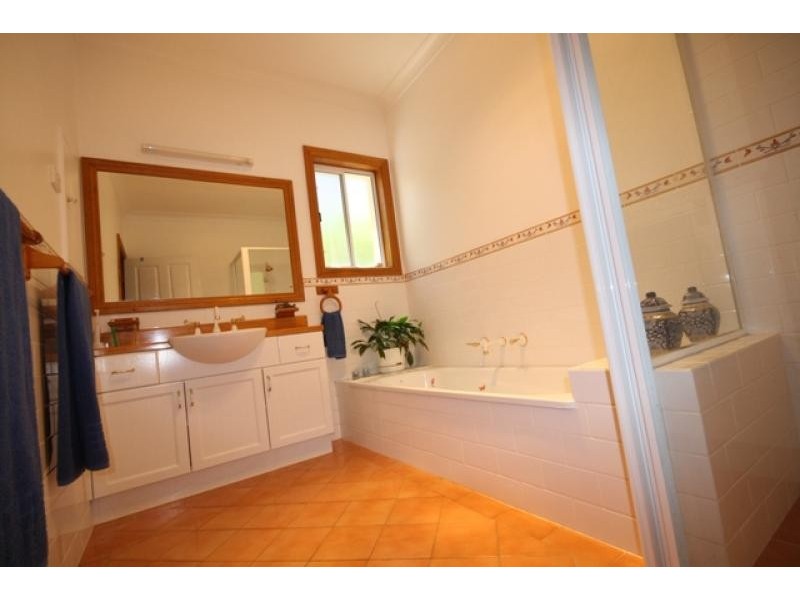 2 Gibbes Place, Kooringal NSW 2650