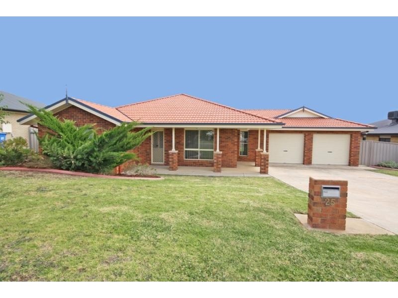 25 Cowan Place, Lloyd NSW 2650