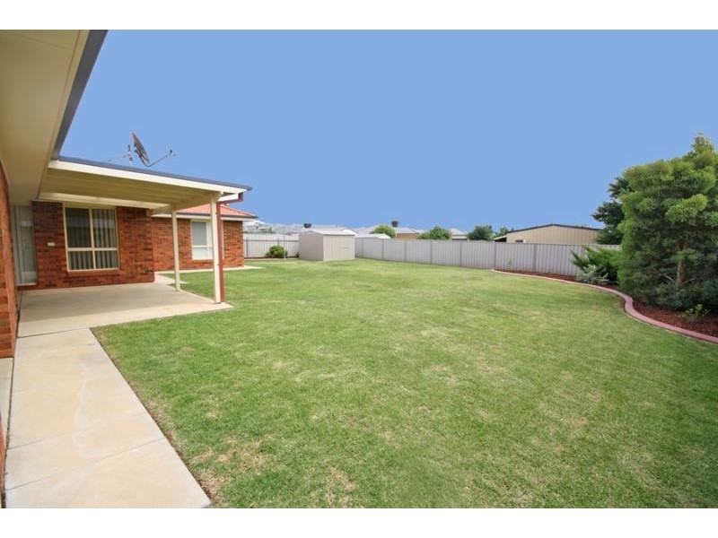 25 Cowan Place, Lloyd NSW 2650