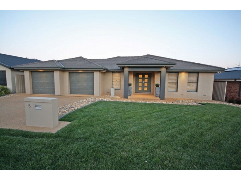 5 Cumberland Court, Wagga Wagga NSW 2650