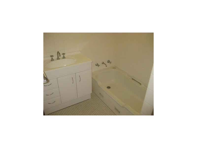 11A White Avenue, Kooringal NSW 2650