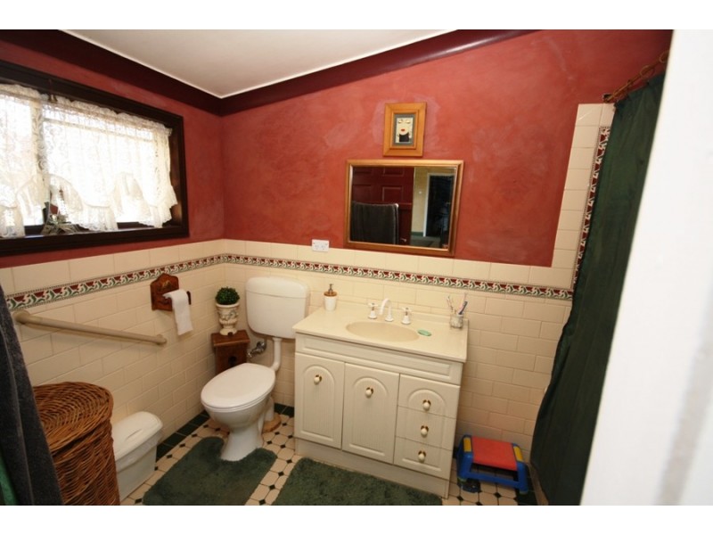 16 Graham Avenue, Gumly Gumly NSW 2652