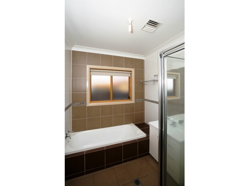 120 Yentoo Drive, Glenfield Park NSW 2650