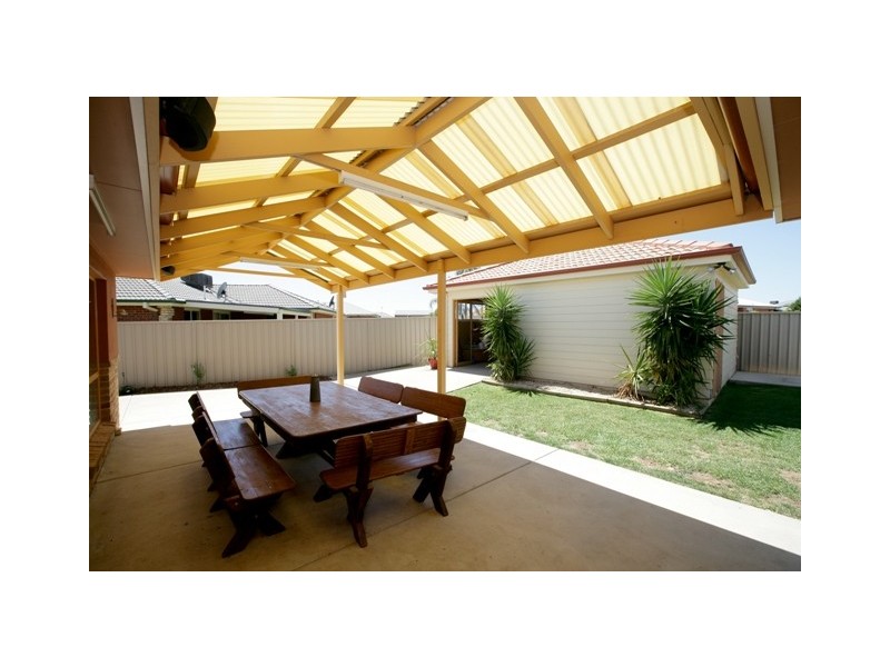 120 Yentoo Drive, Glenfield Park NSW 2650