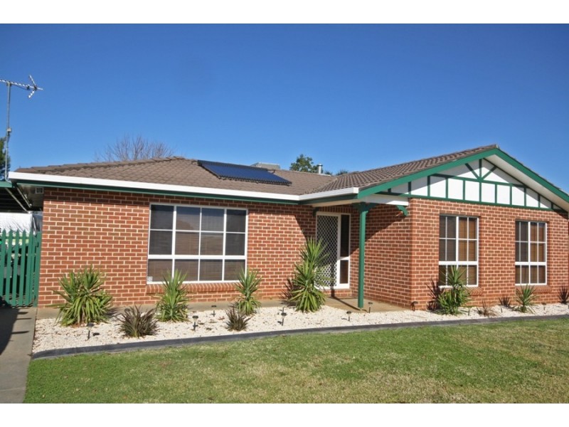 4 Eaton St, Wagga Wagga NSW 2650