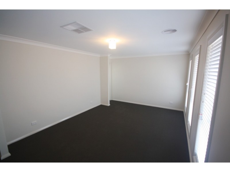 8 Preston Crescent, Lloyd NSW 2650