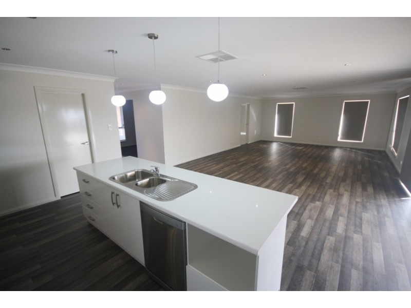 8 Preston Crescent, Lloyd NSW 2650