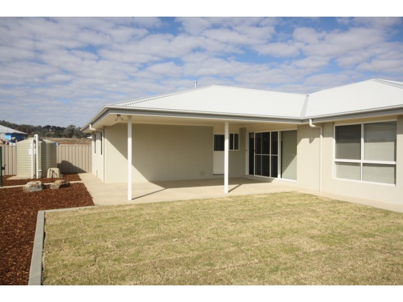 8 Preston Crescent, Lloyd NSW 2650
