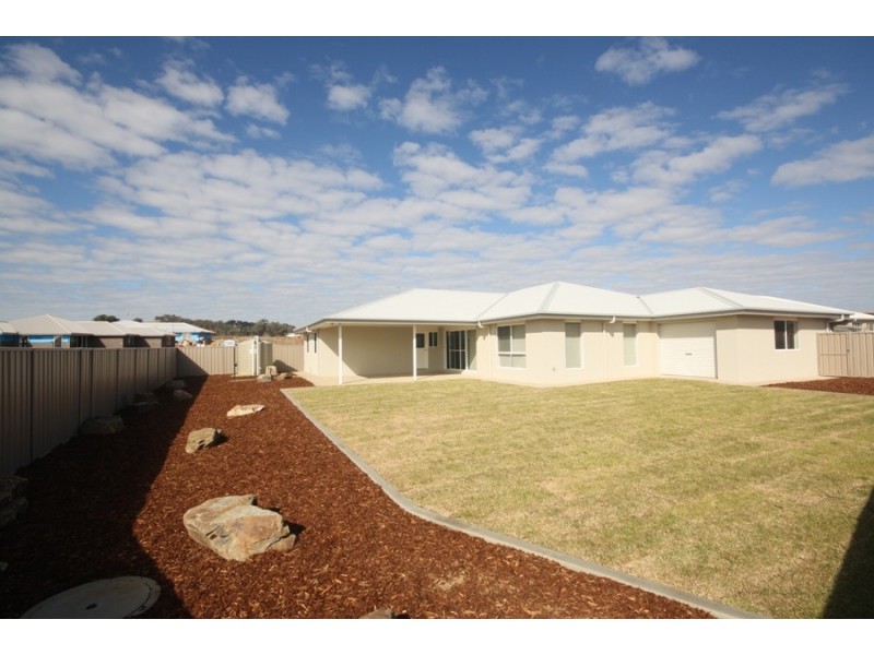 8 Preston Crescent, Lloyd NSW 2650
