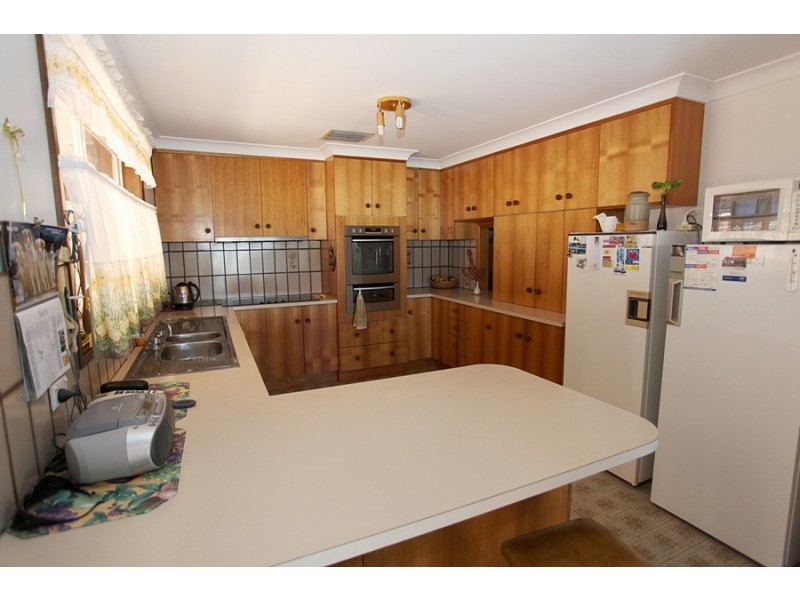 42 Henwood Avenue, Kooringal NSW 2650