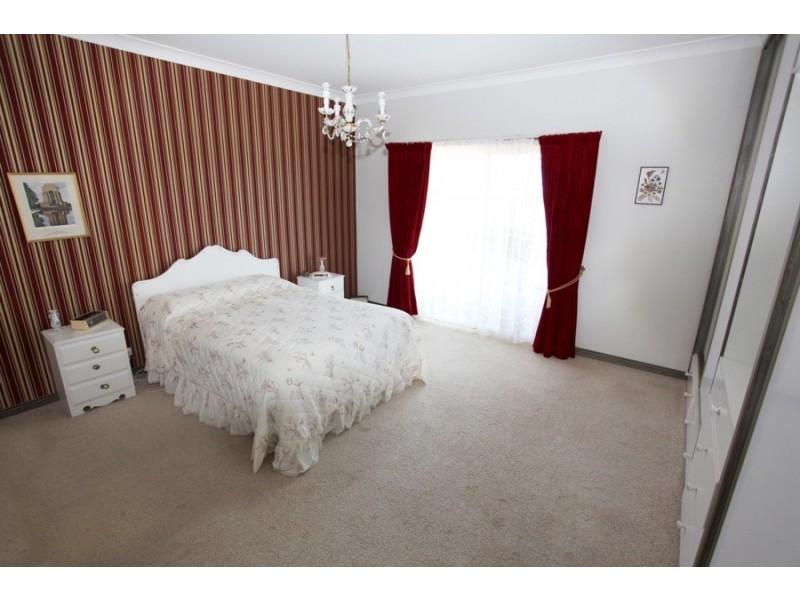 42 Henwood Avenue, Kooringal NSW 2650