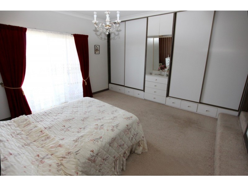 42 Henwood Avenue, Kooringal NSW 2650