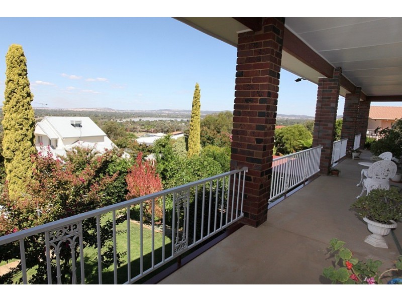 42 Henwood Avenue, Kooringal NSW 2650