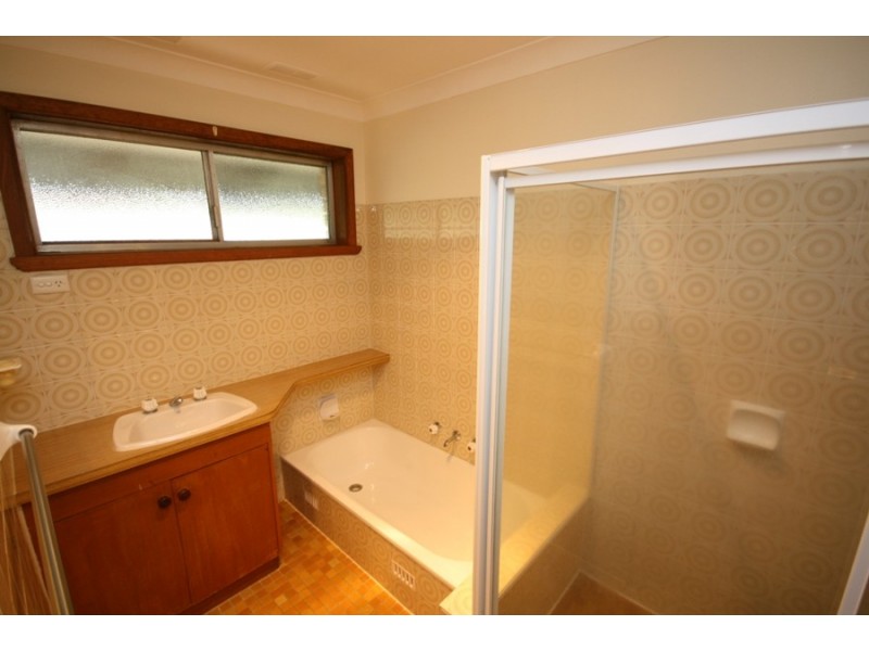 1 Topeka Cres, Wagga Wagga NSW 2650