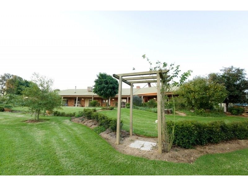 12 Gelston Park Road, Wagga Wagga NSW 2650