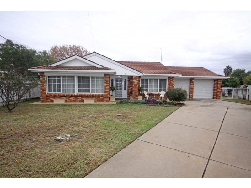 1 Camellia Place, Lake Albert NSW 2650