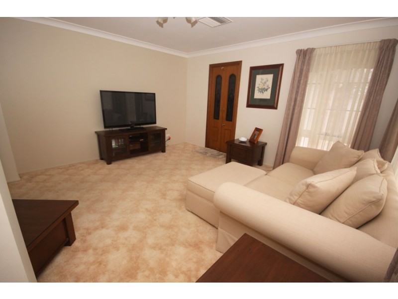 1 Camellia Place, Lake Albert NSW 2650