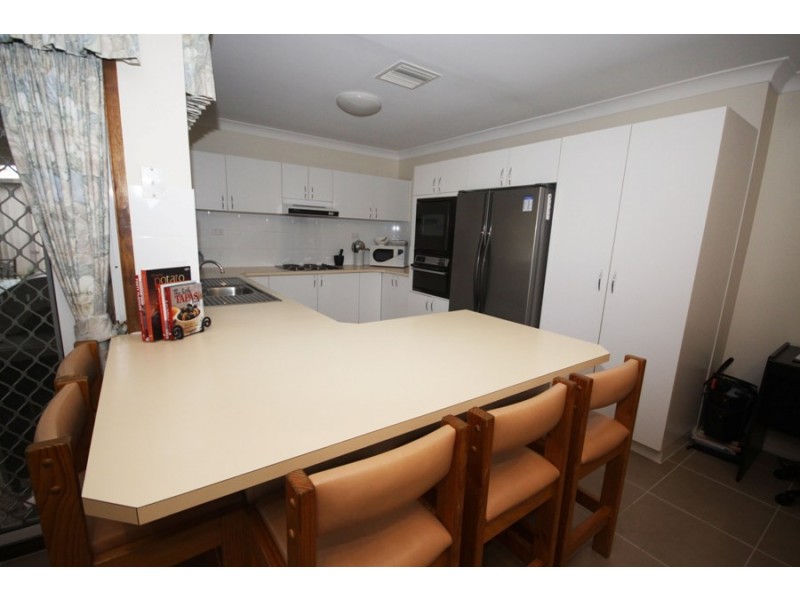 1 Camellia Place, Lake Albert NSW 2650