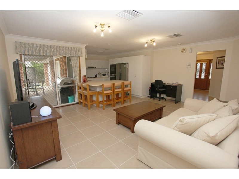 1 Camellia Place, Lake Albert NSW 2650