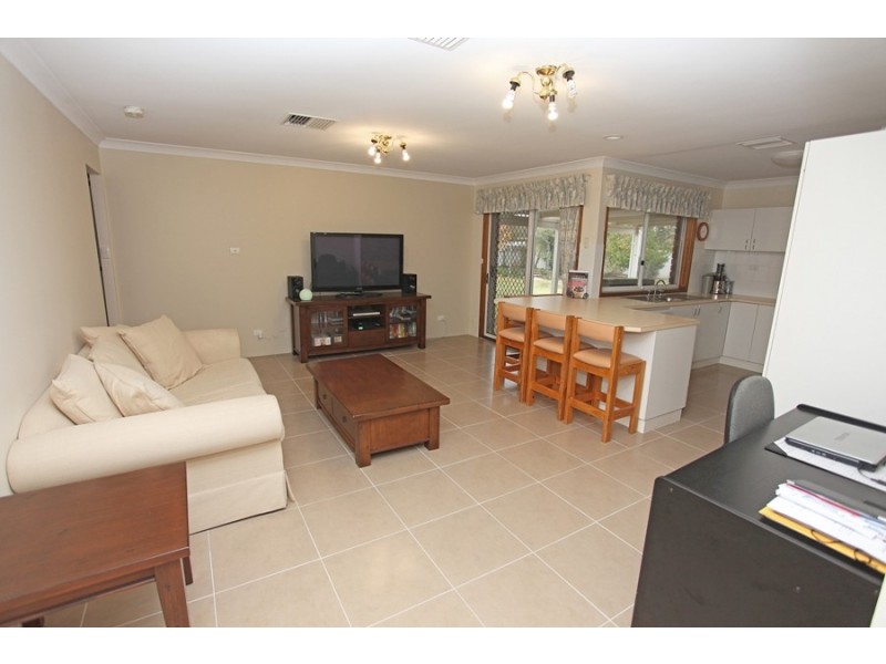 1 Camellia Place, Lake Albert NSW 2650