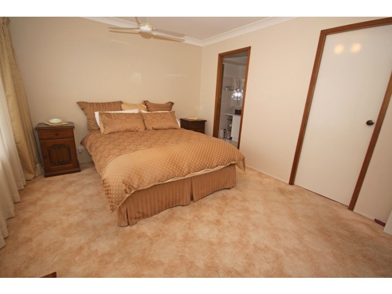 1 Camellia Place, Lake Albert NSW 2650