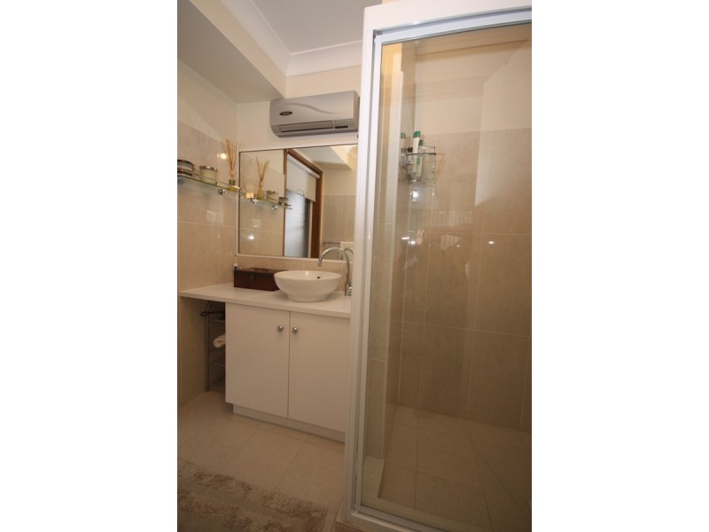 1 Camellia Place, Lake Albert NSW 2650