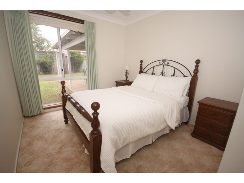 1 Camellia Place, Lake Albert NSW 2650