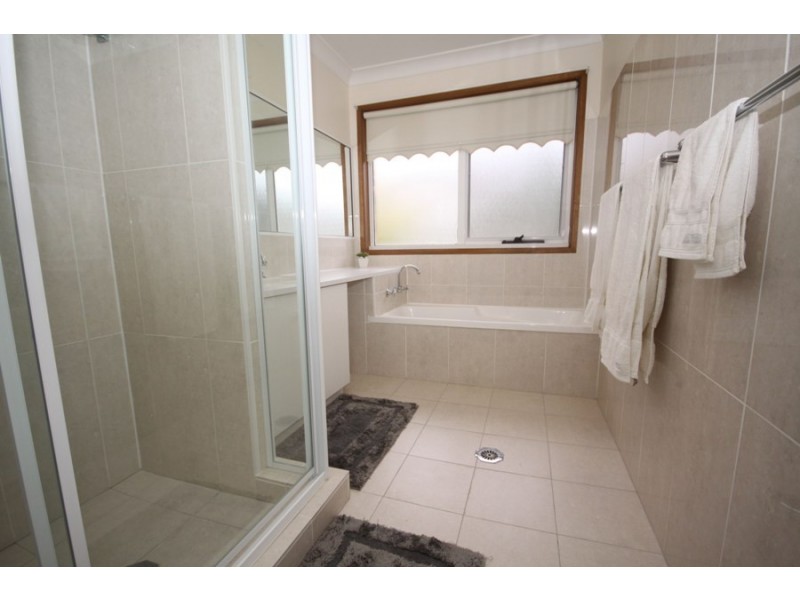 1 Camellia Place, Lake Albert NSW 2650