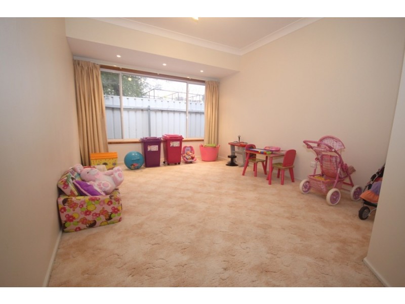 1 Camellia Place, Lake Albert NSW 2650