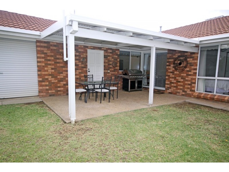 1 Camellia Place, Lake Albert NSW 2650