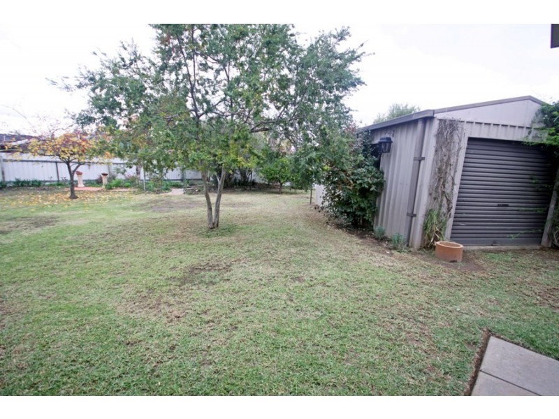 1 Camellia Place, Lake Albert NSW 2650