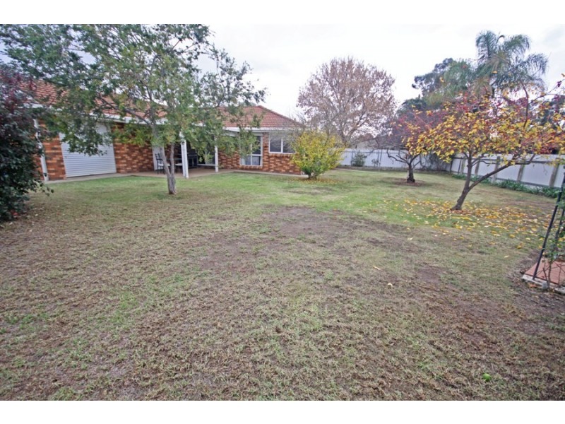 1 Camellia Place, Lake Albert NSW 2650