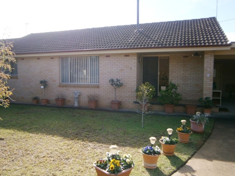 1/3 Henschke Ave, Wagga Wagga NSW 2650
