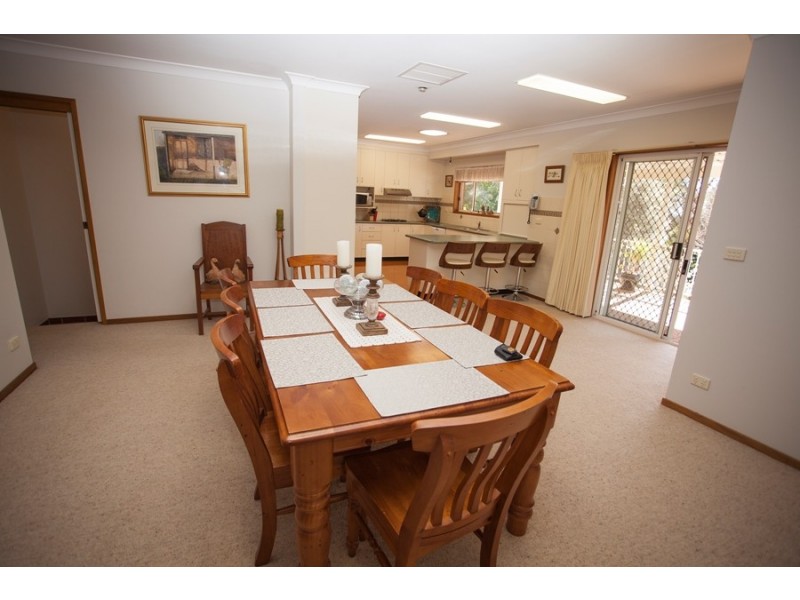 20 Allambie Way, Mount Austin NSW 2650