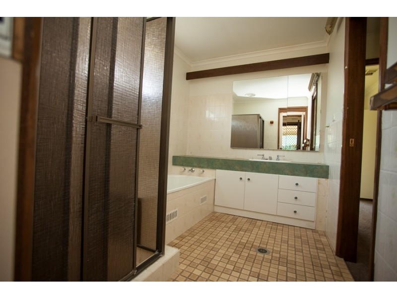 20 Merinda Cres, Kooringal NSW 2650