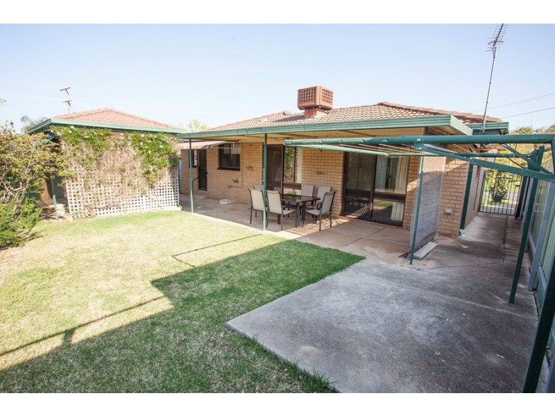 20 Merinda Cres, Kooringal NSW 2650