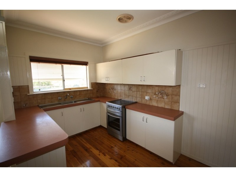 25 Kennedy Ave, Wagga Wagga NSW 2650