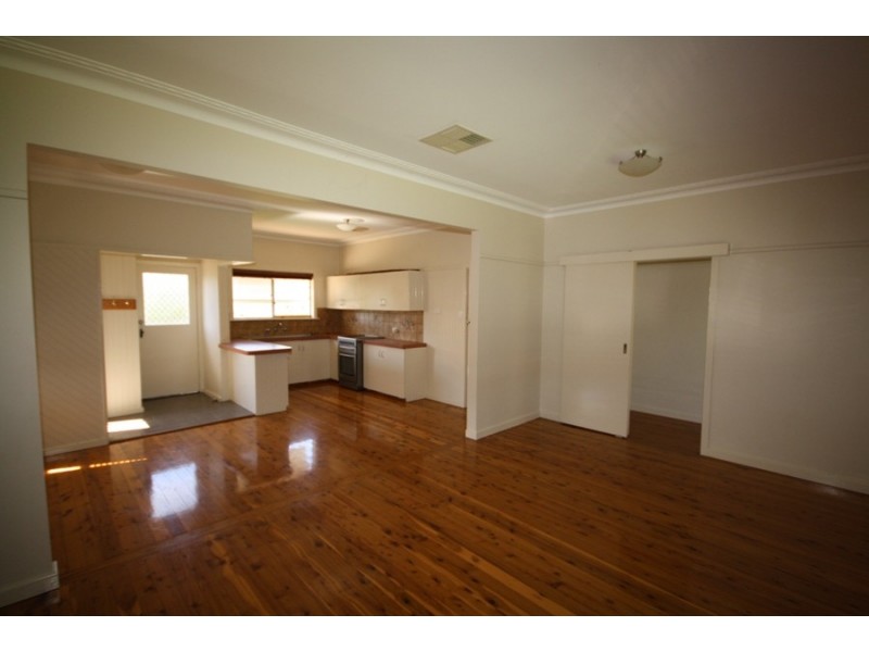 25 Kennedy Ave, Wagga Wagga NSW 2650