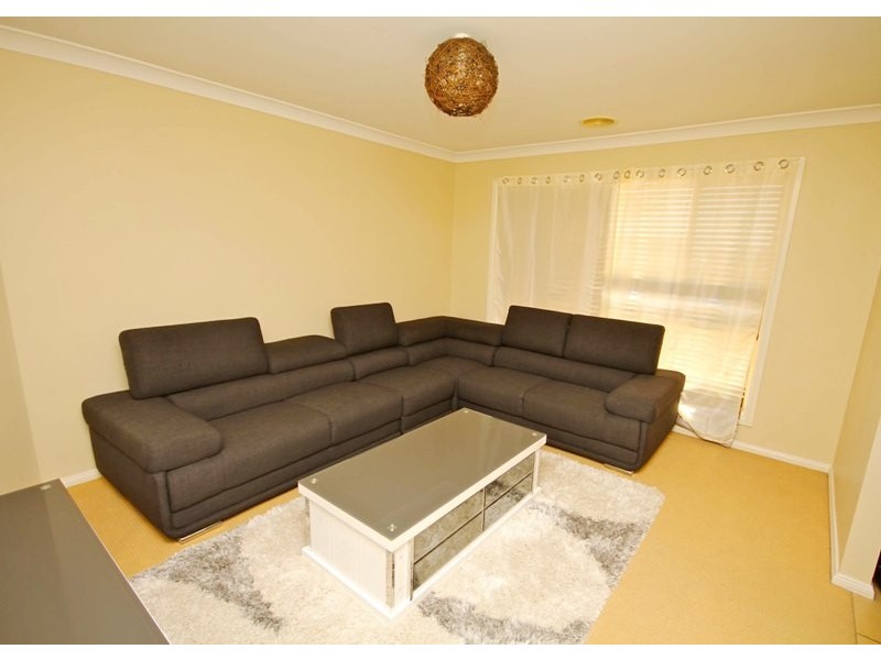 8 Birri Place, Glenfield Park NSW 2650
