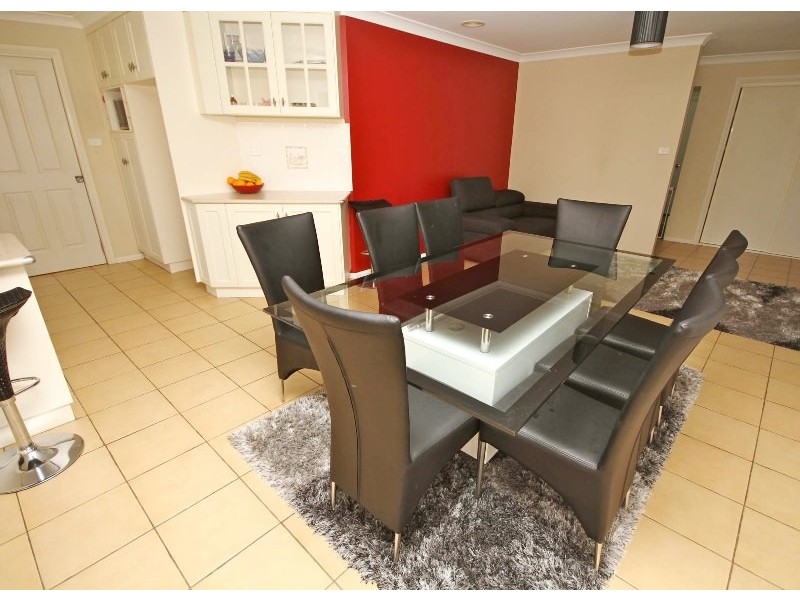 8 Birri Place, Glenfield Park NSW 2650