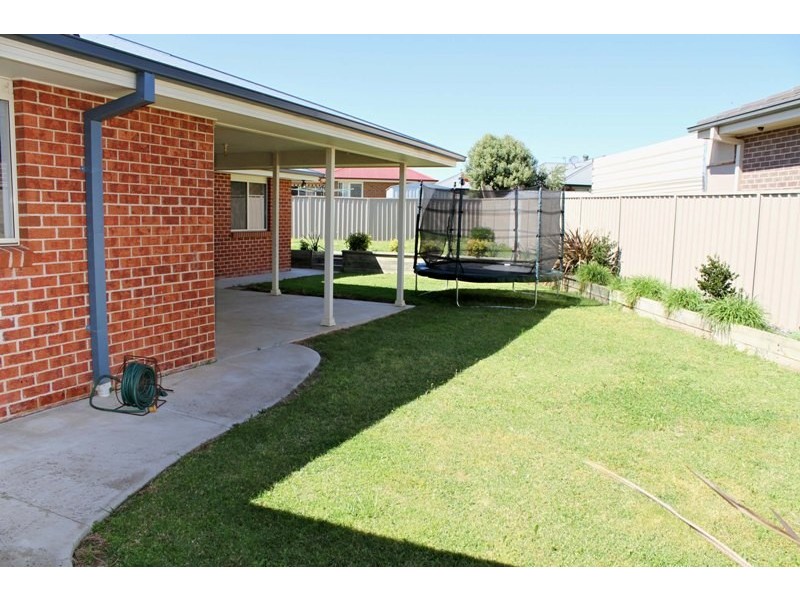 8 Birri Place, Glenfield Park NSW 2650