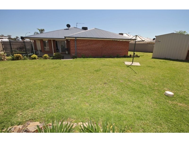 8 Birri Place, Glenfield Park NSW 2650