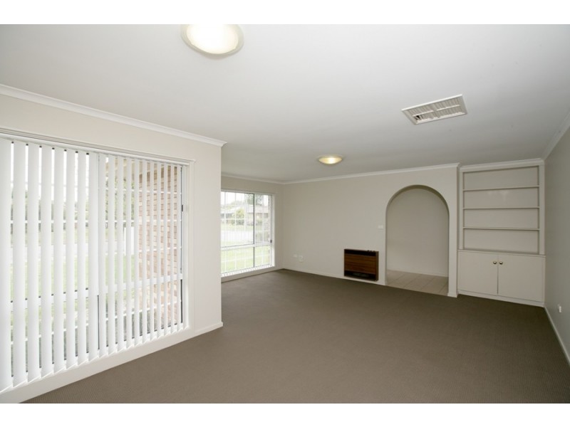 8 Nicholi Crescent, Lake Albert NSW 2650