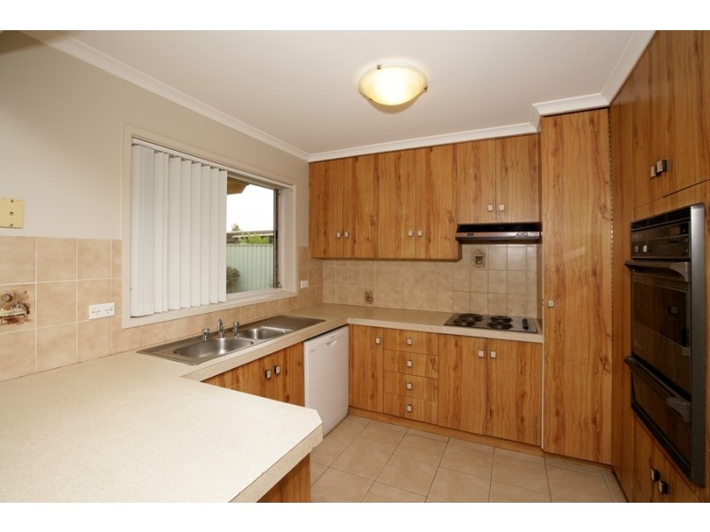 8 Nicholi Crescent, Lake Albert NSW 2650
