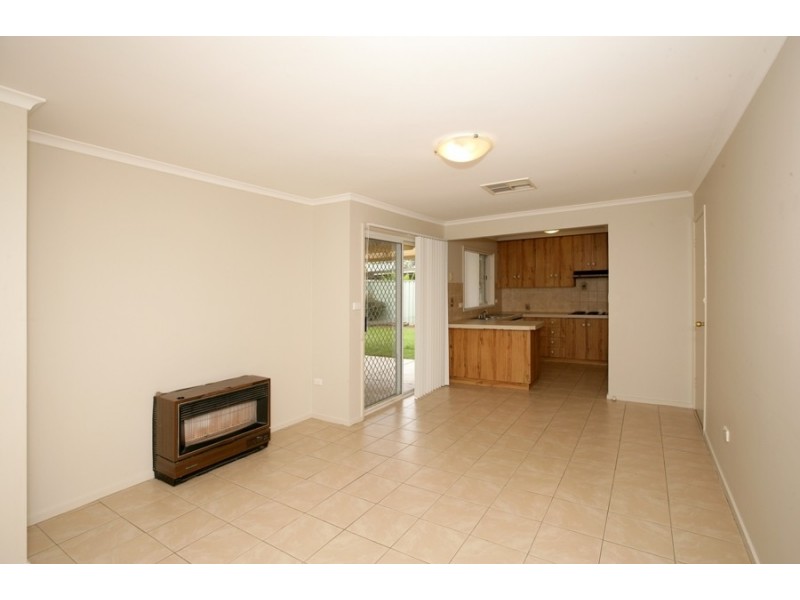 8 Nicholi Crescent, Lake Albert NSW 2650