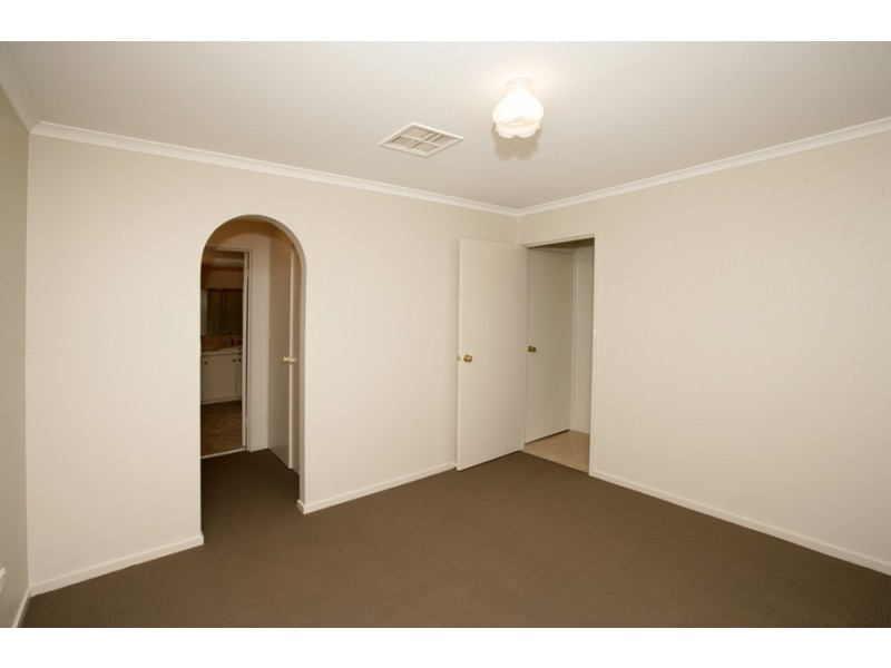 8 Nicholi Crescent, Lake Albert NSW 2650